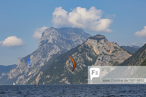 Kitesurfer at Lake Lake Traun with Traunstein  Ebensee  Salzkammergut  Upper Austria  Austria  Europe