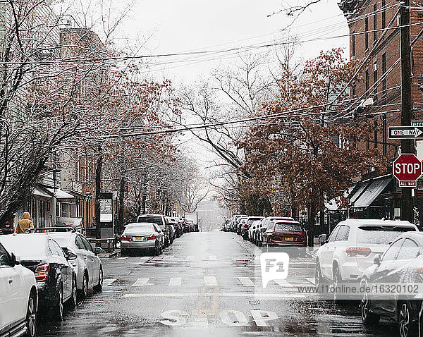 Verschneite städtische Winterstraße  New York City  New York  USA