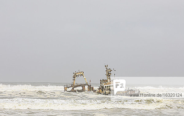 Schiffswrack in der Meeresbrandung  Torra Bay  Namibia