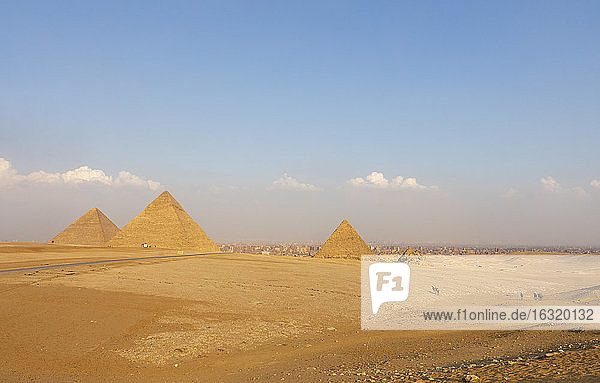 Sonnige Aussicht auf den Pyramidenkomplex von Gizeh  Kairo  Ägypten