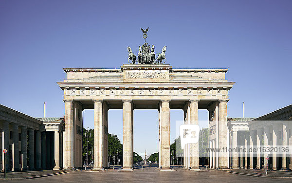 Sonniges Brandenburger Tor  Berlin  Deutschland