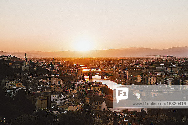Aussicht auf den Sonnenuntergang Florenz Stadtlandschaft  Toskana  Italien