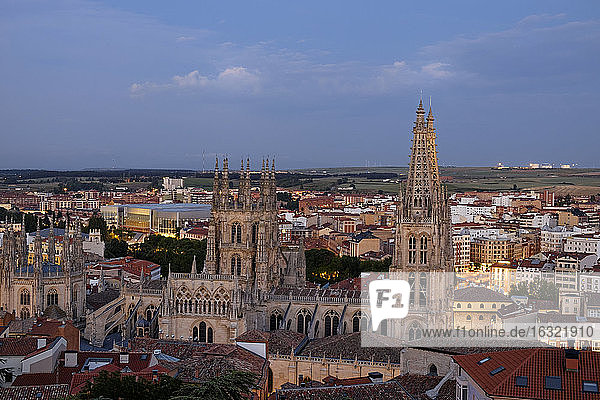 Spanien  Kastilien und Leon  Burgos  Stadtbild mit Kathedrale am Abend