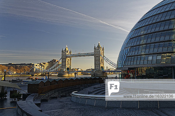 UK  London  Rathaus und Tower Bridge
