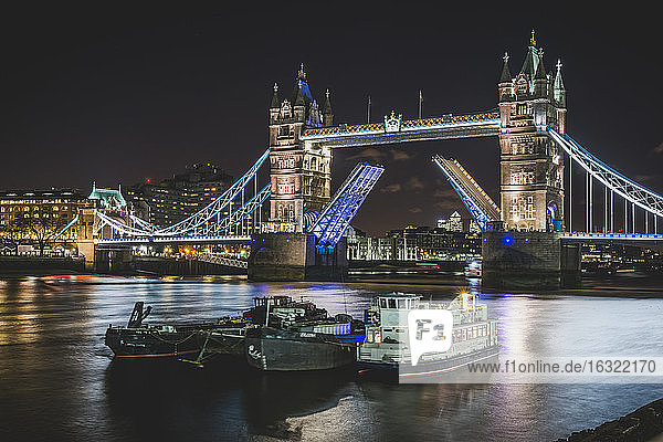 Vereinigtes Königreich  England  London  Tower Bridge bei Nacht