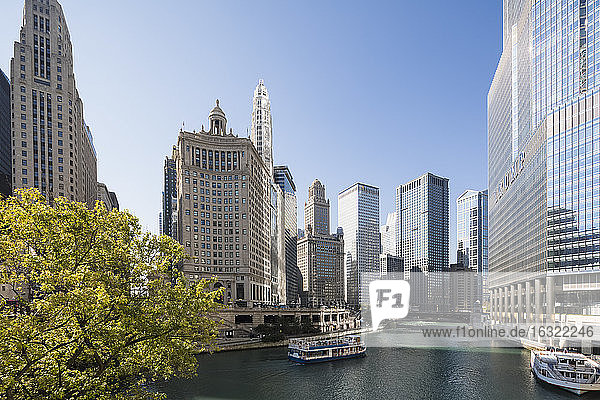 USA  Illinois  Chicago  Chicago River  Trump Tower und Wyndham Grand Chicago Riverfront