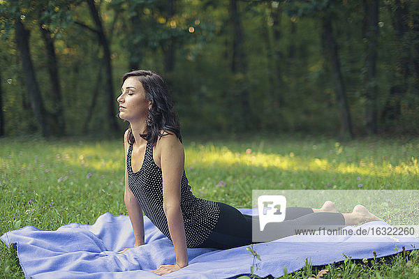 Kroatien  Frau übt Yoga in Kobra-Pose  Yoga in der Natur