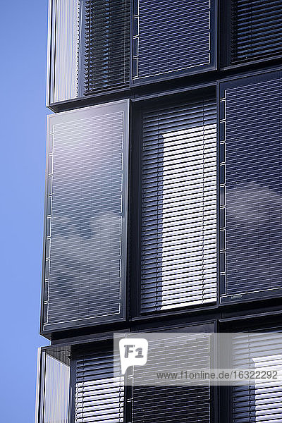 Deutschland  Dortmund  modernes Bürogebäude mit Solarzellen
