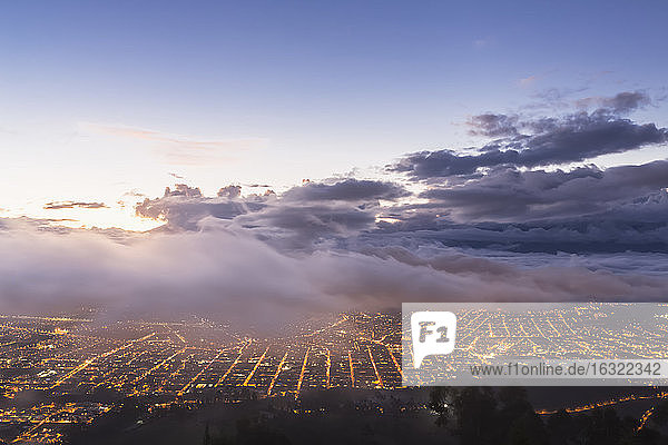Südamerika  Ecudador  Provinz Imbabura  Ibarra  blaue Stunde und Nebel