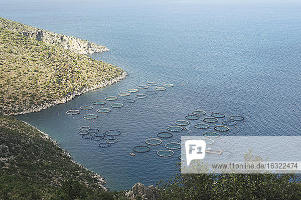 Griechenland  Peloponnes  Blick auf eine Fischzucht von oben