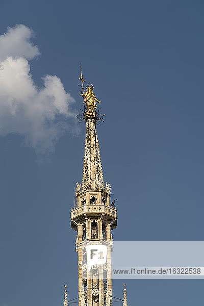 Italien  Mailand  goldene Madonna auf der Spitze des Mailänder Doms