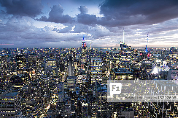 USA  New York City  Skyline von Manhattan bei Nacht