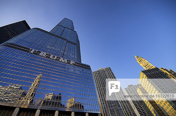 USA  Illinois  Chicago  Blick auf den Trump Tower von unten