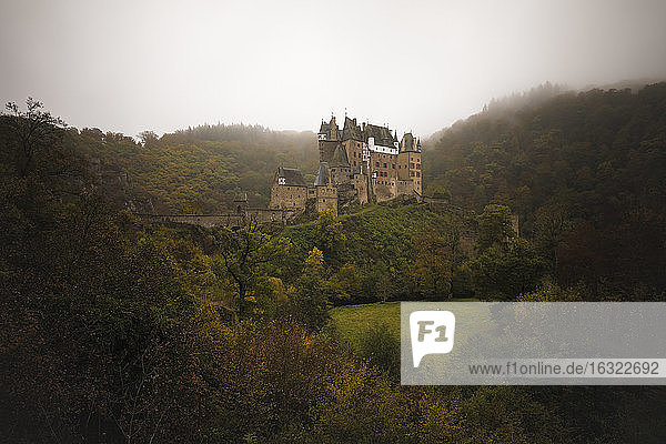 Deutschland  Wierschem  Blick zur Burg Eltz