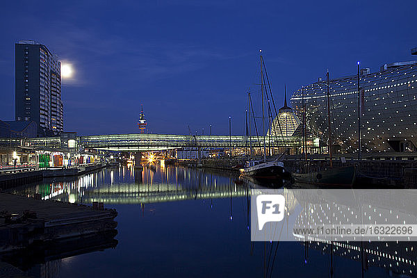 Deutschland  Bremen  Bremerhaven  Alter Hafen  Museum Klimahaus und Brücke über die Weser