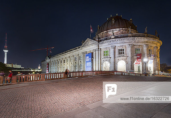 Deutschland  Berlin  Bode-Museum mit Monbijoubrücke und Fernsehturm bei Nacht