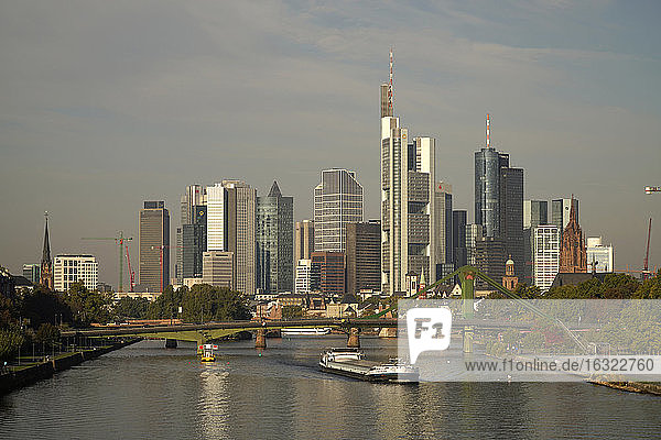 Deutschland  Frankfurt  Finanzviertel und Main
