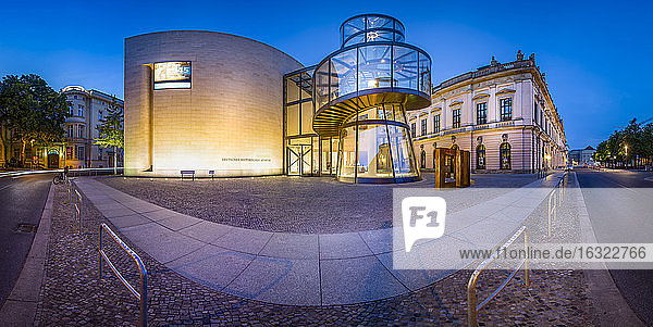 Deutschland  Berlin  Panoramablick auf das Deutsche Historische Museum in der Dämmerung