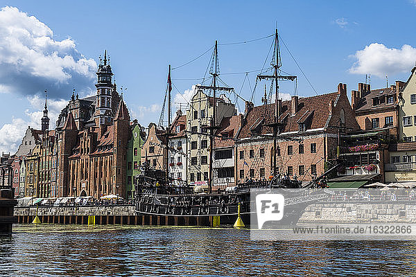 Polen  Danzig  Hansehäuser und historisches Segelschiff auf der Motlawa