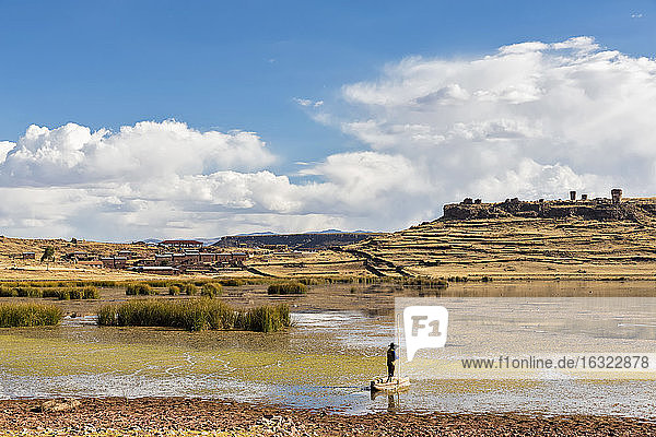 Peru  Anden  Friedhof der Sillustani am Umayo-See und Fischer auf einem Boot aus Riesenbinsen