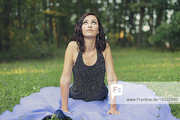 Kroatien  Frau übt Yoga im Wald  Yoga in der Natur