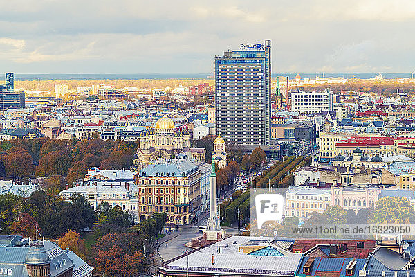 Blick auf die Stadt von oben mit dem Freiheitsdenkmal und der St. Peterskirche  Riga  Lettland
