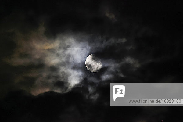 Mond hinter Wolken in der Nacht