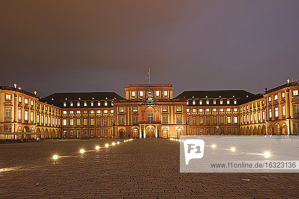 Deutschland  Mannheim  Blick auf das Mannheimer Schloss in der Abenddämmerung