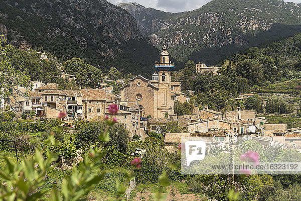 Spanien  Balearische Inseln  Mallorca  Valldemossa  Stadtbild mit Kirche Sant Bartomeu