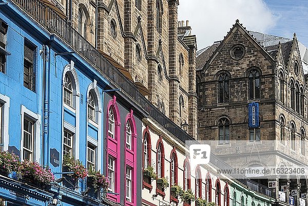 Vereinigtes Königreich  Schottland  Edinburgh  bunte Häuserreihe in der Victoria Street