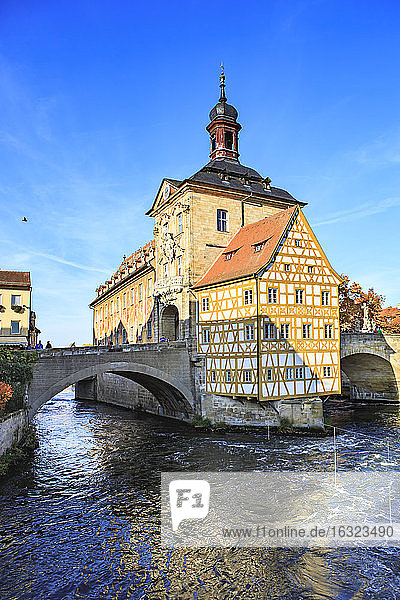 Deutschland  Bamberg  Blick auf das alte Rathaus mit dem Fluss Regnitz im Vordergrund