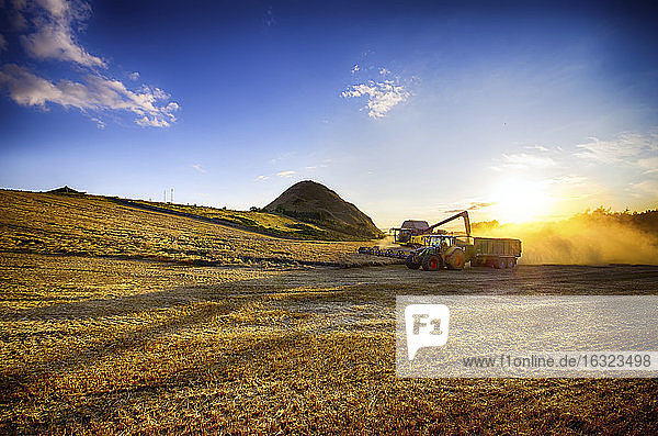 Vereinigtes Königreich  Schottland  East Lothian  North Berwick  Feld  Mähdrescher und Traktor bei Sonnenuntergang