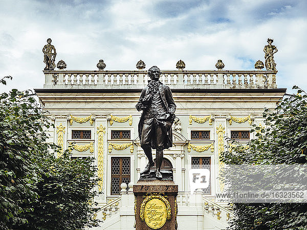 Deutschland  Leipzig  Blick auf die Alte Börse am Naschmarkt mit Goethe-Denkmal im Vordergund