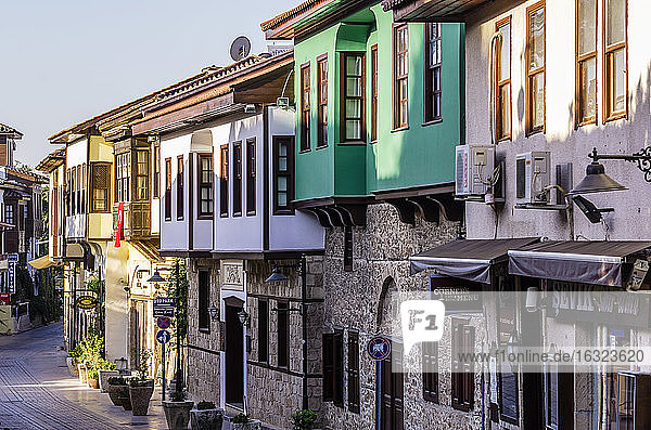 Türkei  Naher Osten  Antalya  Kaleici  Häuserzeile in der Altstadt