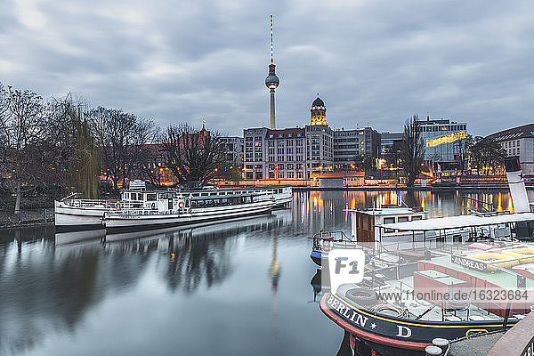 Deutschland  Berlin-Mitte  Historischer Hafen  Spree am Abend  im Hintergrund der Berliner Fernsehturm