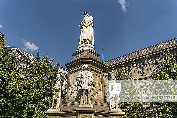 Italien  Mailand  Denkmal für Leonardo da Vinci auf der Piazza della Scala