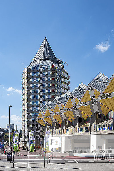 Niederlande  Rotterdam  kubische Häuser und Blaakturm