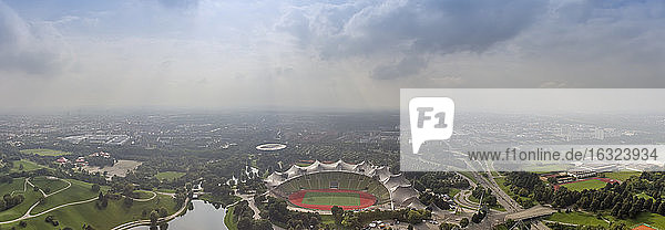Deutschland  München  Panoramaluftaufnahme des Olympiastadions