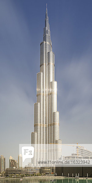 Vereinigte Arabische Emirate  Dubai  Sonne  die sich im Burj Khalifa spiegelt