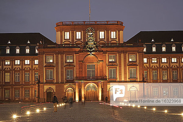 Deutschland  Mannheim  Blick auf das Mannheimer Schloss in der Abenddämmerung