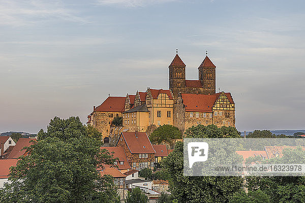 Deutschland  Sachsen-Anhalt  Quedlinburg  Schloss und St. Servatius Kirche am Abend