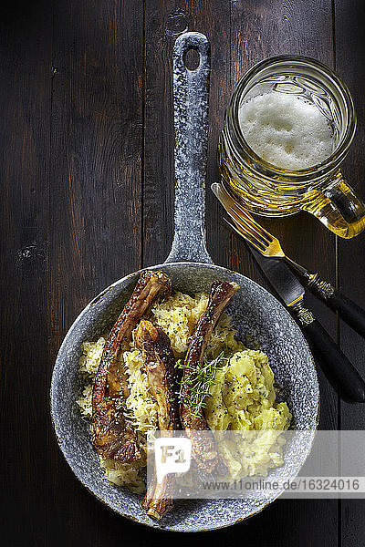 Spare Ribs mit Sauerkraut und Kartoffelpüree in der Pfanne