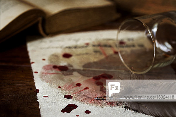 Brief auf Pergamentpapier mit Blutstropfen  umgefallenem Whiskeyglas und Federkiel