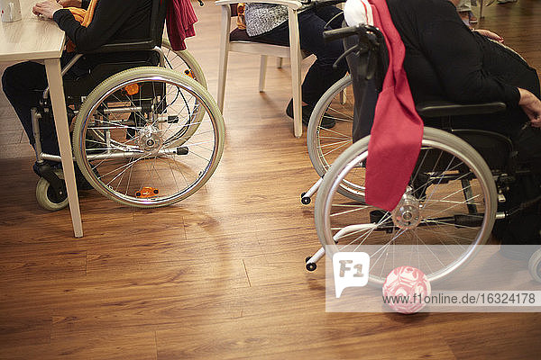 Altersdemente Seniorinnen mit Rollstühlen in einem Pflegeheim