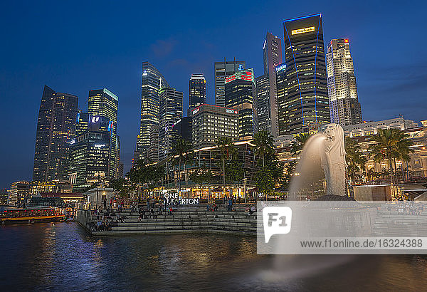 Singapore  Skyline with financial district and Merlion statue