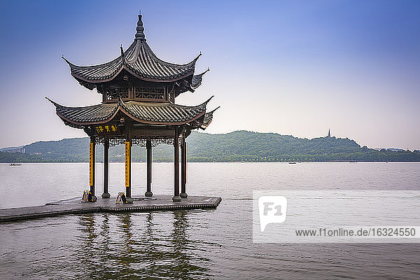 China  Zhejiang  Hangzhou  Traditioneller Pavillon am Westsee