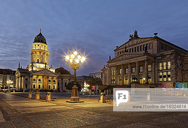 Deutschland  Berlin  Blick auf den Deutschen Dom und das Konzerthaus am Gendarmenmarkt