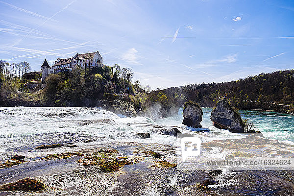 Schweiz  Schaffhausen  Rheinfall mit Schloss Laufen