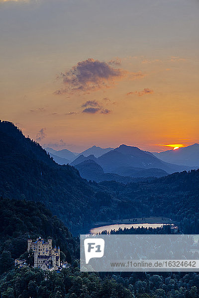 Deutschland  Bayern  Allgäu  Schloss Hohenschwangau und Alpsee bei Sonnenuntergang