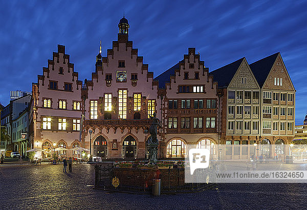 Deutschland  Hessen  Frankfurt  Romerberg mit Gerechtigkeitsbrunnen bei Nacht